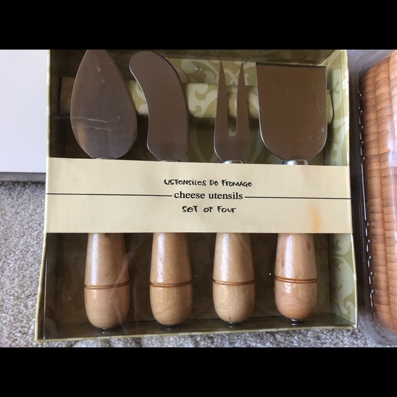 Wine and cheese caddy, plus utensils - Picture 3 of 4